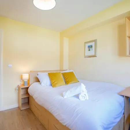 Spacious 5 Bedroom House Ferienhaus