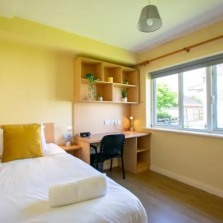 Spacious 5 Bedroom House Hébergement de vacances Galway