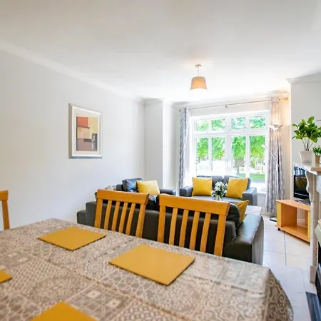 Ferienhaus Spacious 5 Bedroom House *