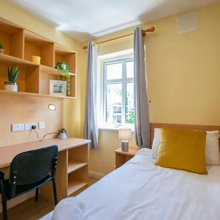 Ferienhaus Spacious 5 Bedroom House *