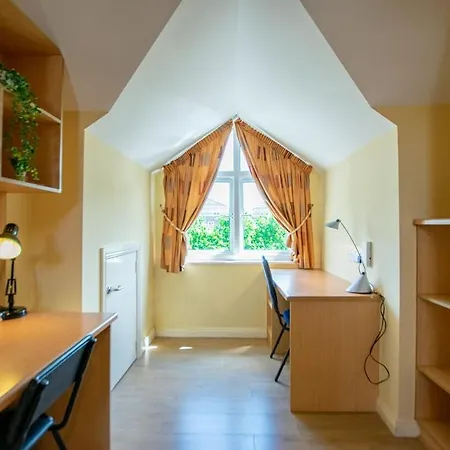 Spacious 5 Bedroom House Hébergement de vacances