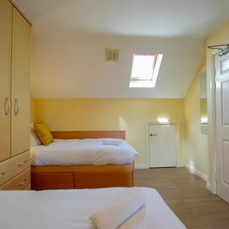 Spacious 5 Bedroom House Hébergement de vacances *