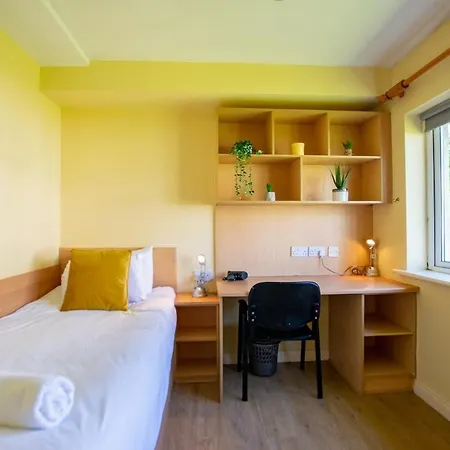 Spacious 5 Bedroom House Hébergement de vacances Galway